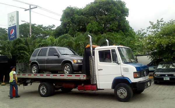 A diario unos 80 carros son 'levantados' por grúas en San Pedro Sula