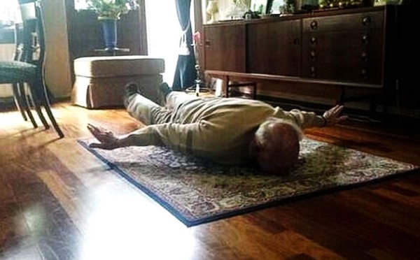 Abuelo de Van Persie arrasa en las redes imitando el gol de su nieto