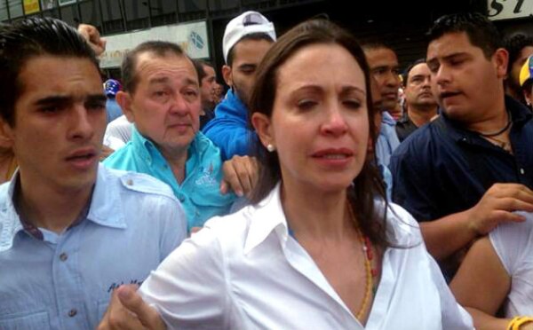 María Corina Machado desafía al chavismo y acude al Parlamento
