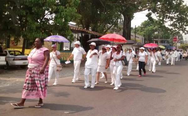 Honduras: Enfermeras dejan los hospitales y salen a las calles a protestar