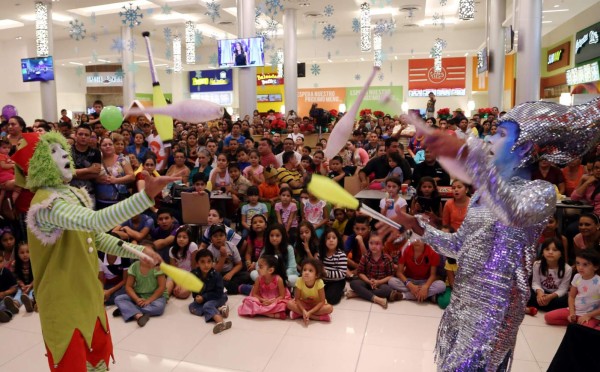 Las familias sampedranas disfrutaron en la inauguración del “food court”.