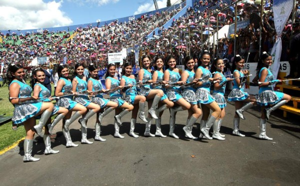 Ellas son las palillonas del instituto Renacimiento de Tegucigalpa que se robaron el show en el Estadio Nacional.