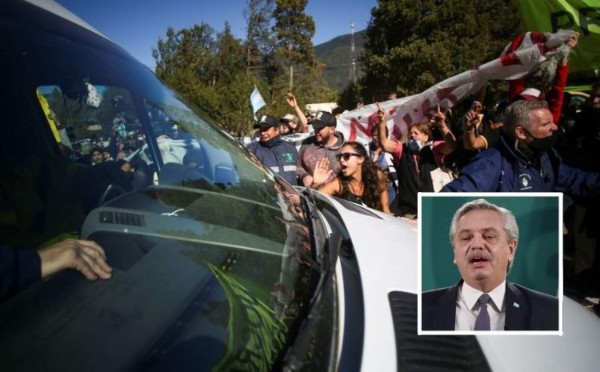 Atacan a golpes y pedradas camioneta que transportaba a presidente de Argentina