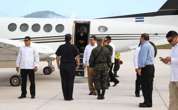 Presidente de Honduras inaugura aeródromo en Copán