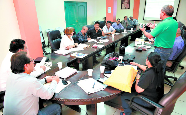 EUA les suspende visas a 15 directivos del Seguro Social