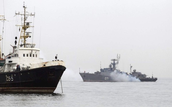 Rusia lanza disparos de advertencia contra barco británico en el mar Negro