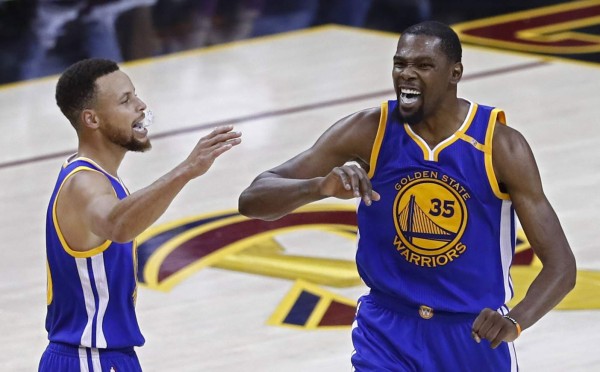 Warriors logró triunfo dramático y acaricia el título de la NBA