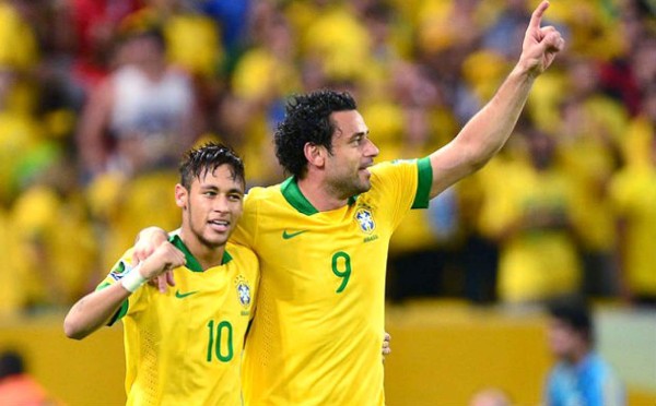 Neymar se divierte con videojuegos en inicio de concentración