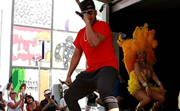 Hondureños recaudan firmas en carnaval Calle 8 para ampliar TPS