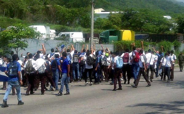 Estudiantes protestan en Bulevar del Sur de San Pedro Sula