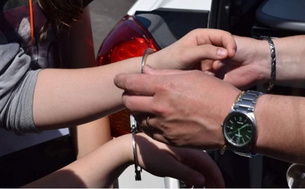 Una mujer es detenida por la muerte de su novio latino dentro de una maleta