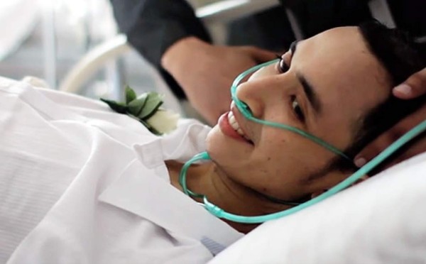 Joven con cáncer terminal muere después de casarse