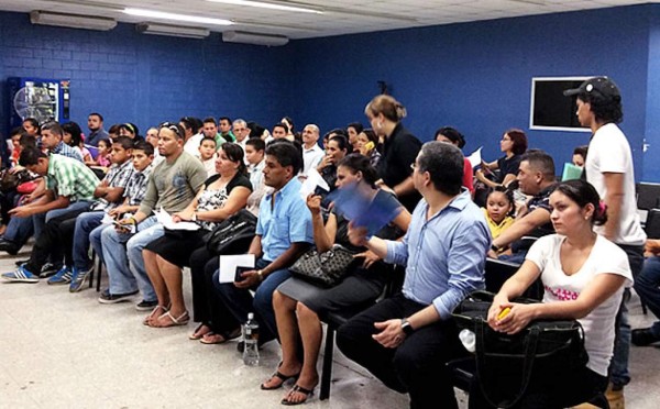 No se soporta el calor en oficina de pasaportes de San Pedro Sula