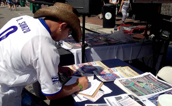 Hondureños recaudan firmas en carnaval Calle 8 para ampliar TPS