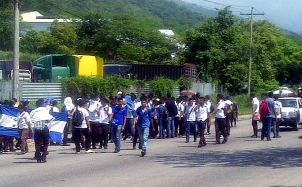 Estudiantes protestan en Bulevar del Sur de San Pedro Sula