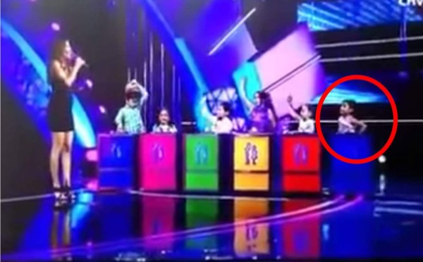 La pequeña Mayra cuando respondía a la interrogante de la presentadora. Foto YouTube.
