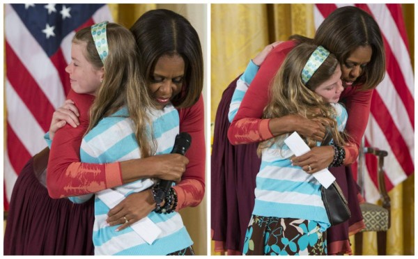 Niña entrega a Michelle Obama el currículum de su padre desempleado