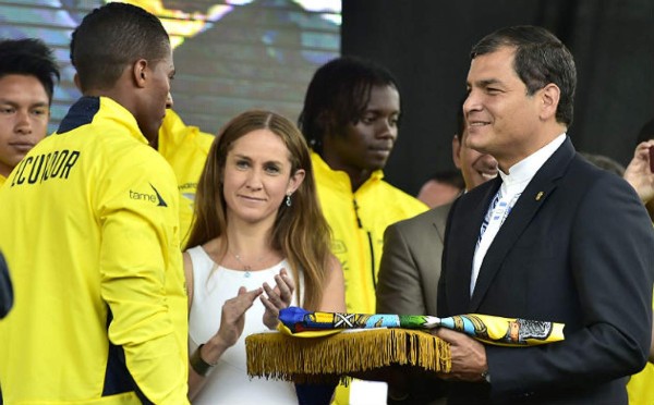 Correa entrega bandera a la selección de fútbol de Ecuador