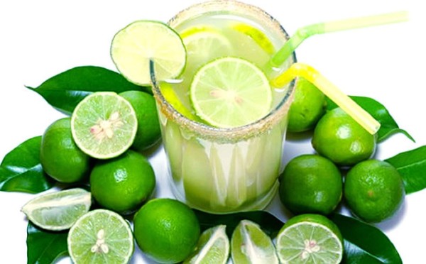 Razones por las que se debe tomar agua con limón