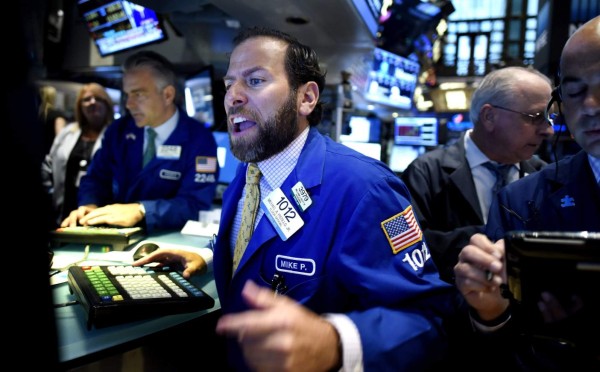 Empresarios vigilan caída de bolsas y deslizamiento de la moneda china