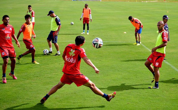 Pinto tiene difícil la elección de convocados por Costa Rica para Brasil