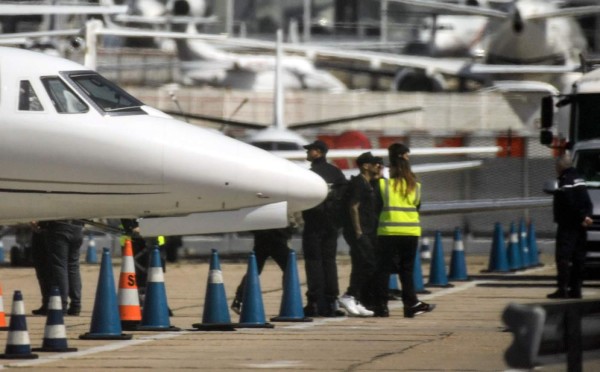 Neymar volvió a París para terminar su recuperación