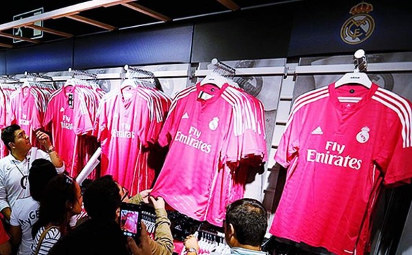 Camiseta rosa del Real Madrid causa polémica entre aficionados  