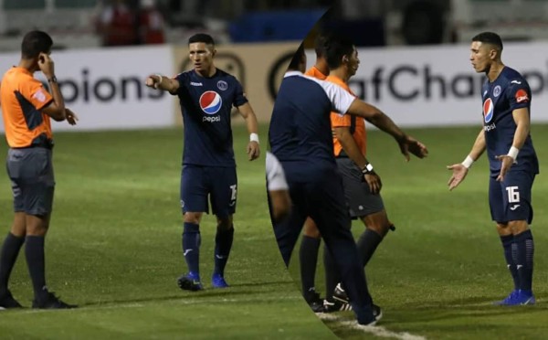 Héctor Castellanos fue expulsado ante Tauro FC, pero el árbitro rectificó su decisión y le quitó la tarjeta roja.