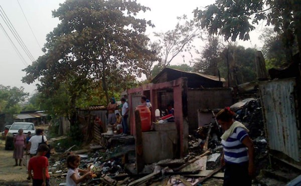 Familias afectadas por incendio se levantan de los escombros