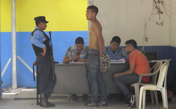 Policía arresta a dos jóvenes cuando asaltaban a pasajeros de un autobús
