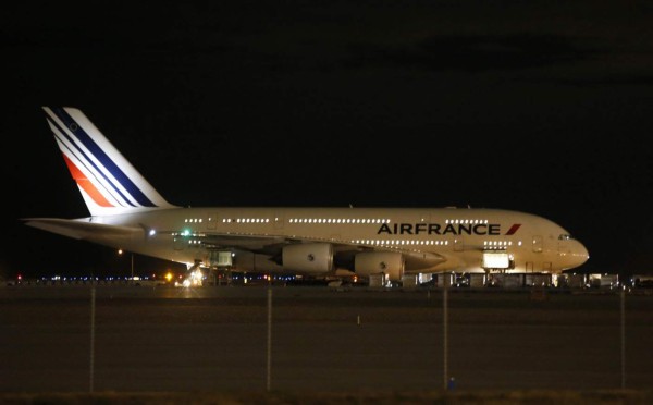 Mujer esconde en su bolso a una niña en vuelo Turquía-París