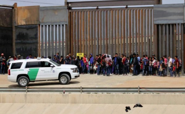 Trump envía más agentes policiales a la frontera con México