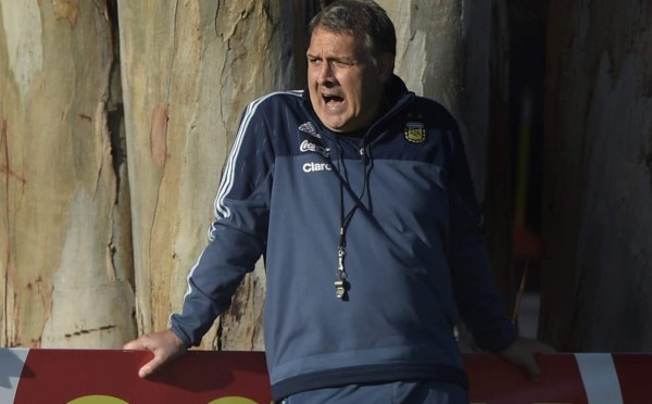 Martino considera injusta amarilla a Neymar en partido ante Colombia