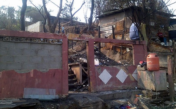Familias afectadas por incendio se levantan de los escombros