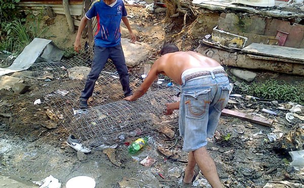 Familias afectadas por incendio se levantan de los escombros