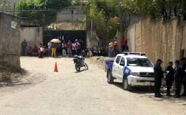 Hallan dos cadáveres dentro de sacos atrás de colegio capitalino