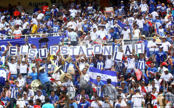 La afición hondureña nunca le falla a la Bicolor