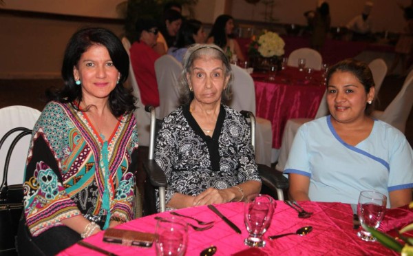 Dicha por los 83 años de la dama Julia Larach