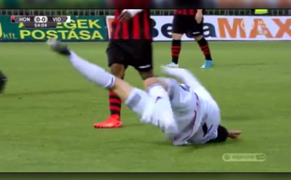 Las imágenes del serbio actuando la falta se han vuelto virales.