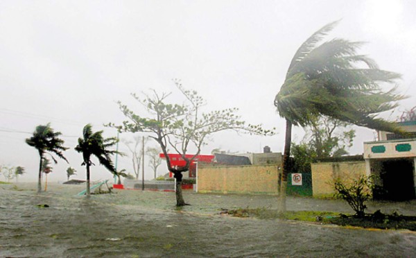 Dean pierde fuerza al internarse en México por la costa de Veracruz