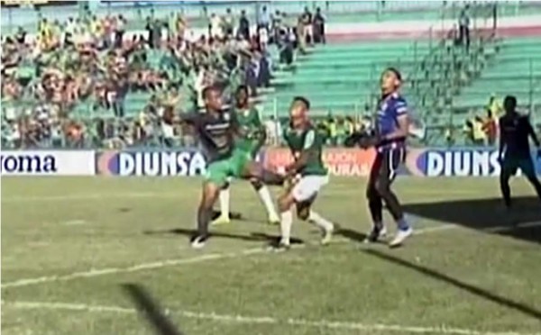 VIDEO: La terrible patada de Luis Castro a Henry Romero del Marathón