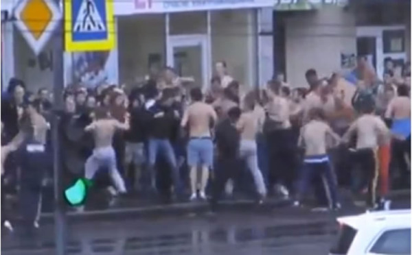 Vídeo: Brutal pelea entre barras ucranianas
