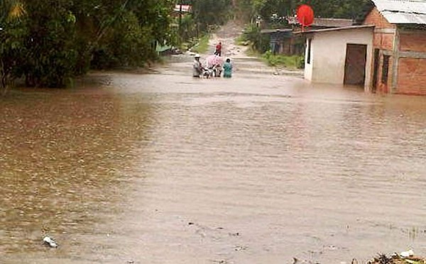 Lluvias provocan inundaciones momentáneas en Agua Blanca Sur
