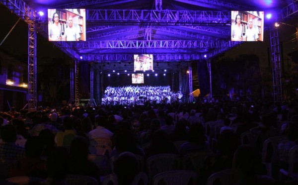 Novena sinfonía cautiva a cientos en parque México
