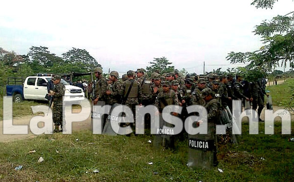 Policía de Honduras desaloja a campesinos invasores de tierras