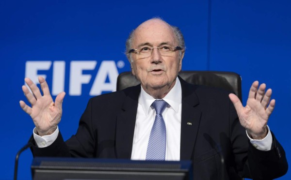 Suiza procesa a Blatter, acusado de pagar dos millones a Platini