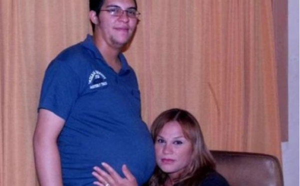 Hombre embarazado se casa con su mujer transexual