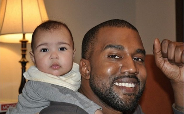 Kanye West posa junto a la pequeña North