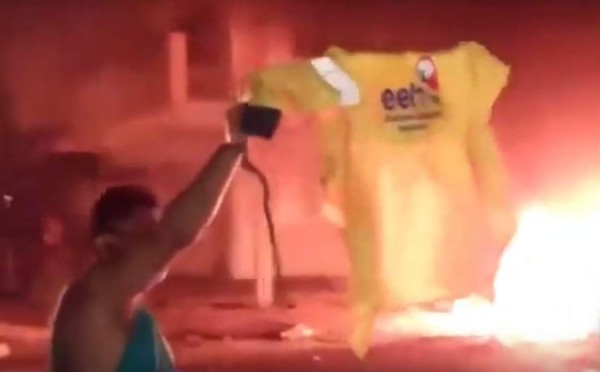 Queman contadores de energía en protesta por apagones nocturnos