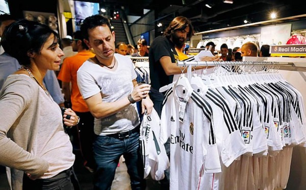 Camiseta rosa del Real Madrid causa polémica entre aficionados  